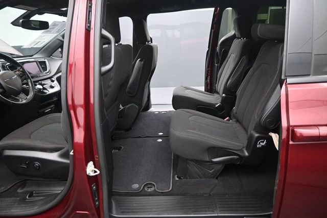 Used 2020 Chrysler Pacifica Touring w/ S Appearance Package FWD image 13