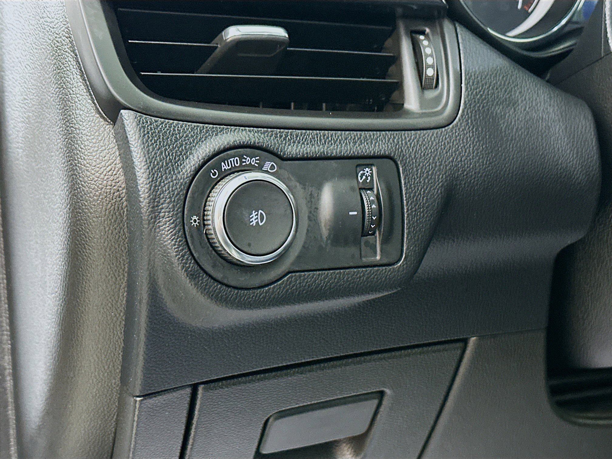 Used 2019 Buick Envision Essence AWD/4WD image 10