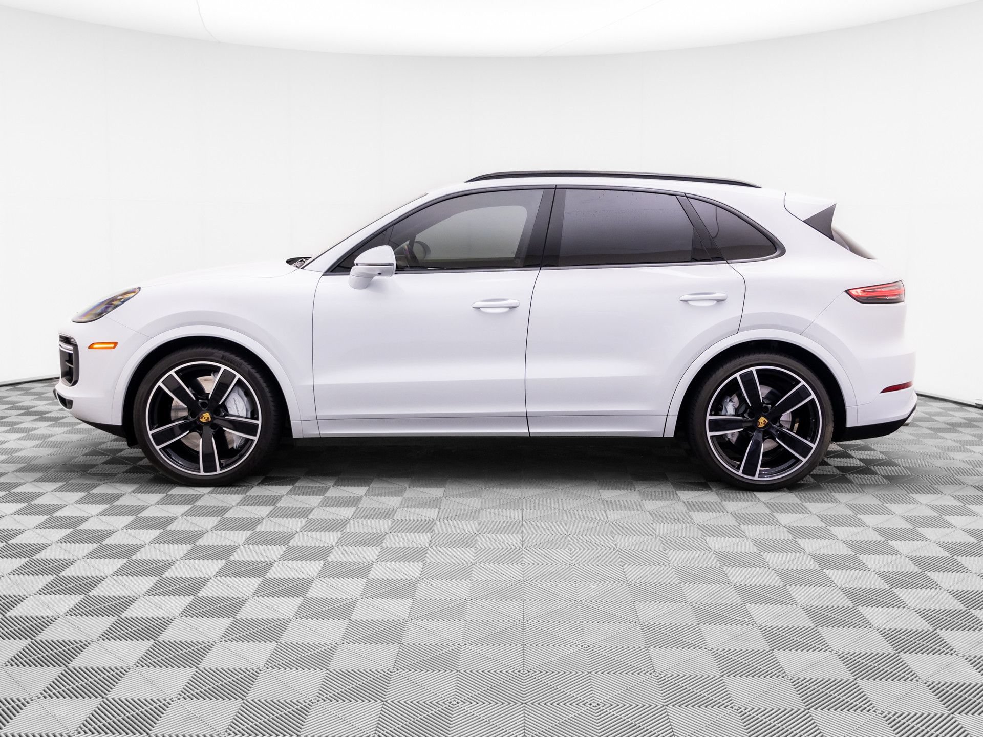 Certified 2023 Porsche Cayenne Turbo AWD/4WD image 2