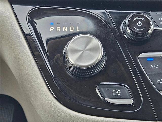 Used 2023 Chrysler Pacifica Touring-L FWD image 12