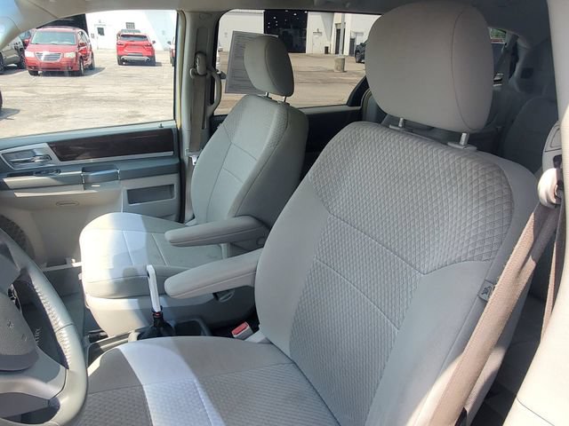 Used 2009 Chrysler Town & Country Touring FWD image 16