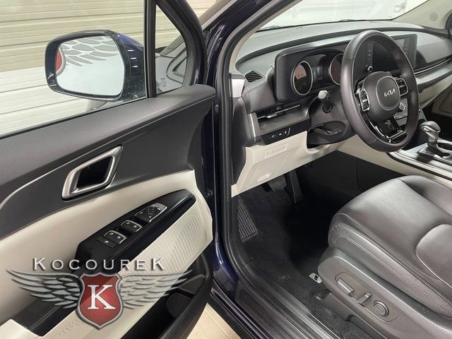 Used 2024 Kia Carnival LX image 10