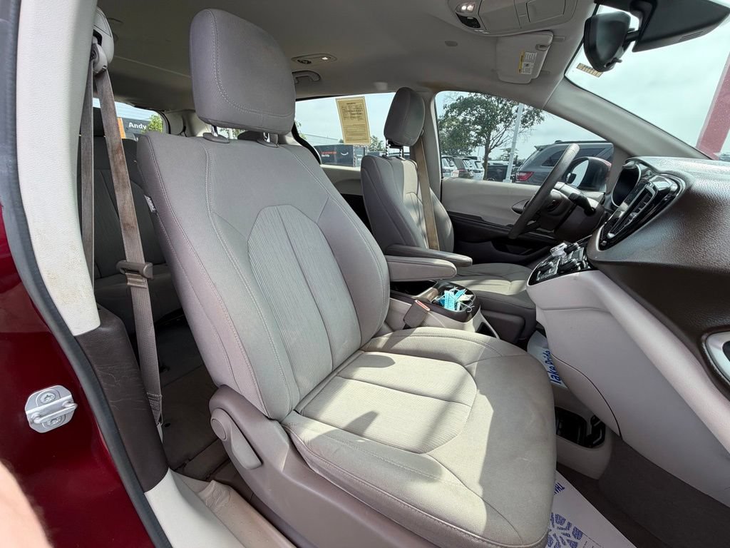 Used 2017 Chrysler Pacifica Touring FWD image 34