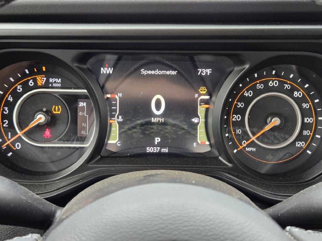 Used 2025 Jeep Gladiator Mojave w/ Convenience Group AWD/4WD image 15