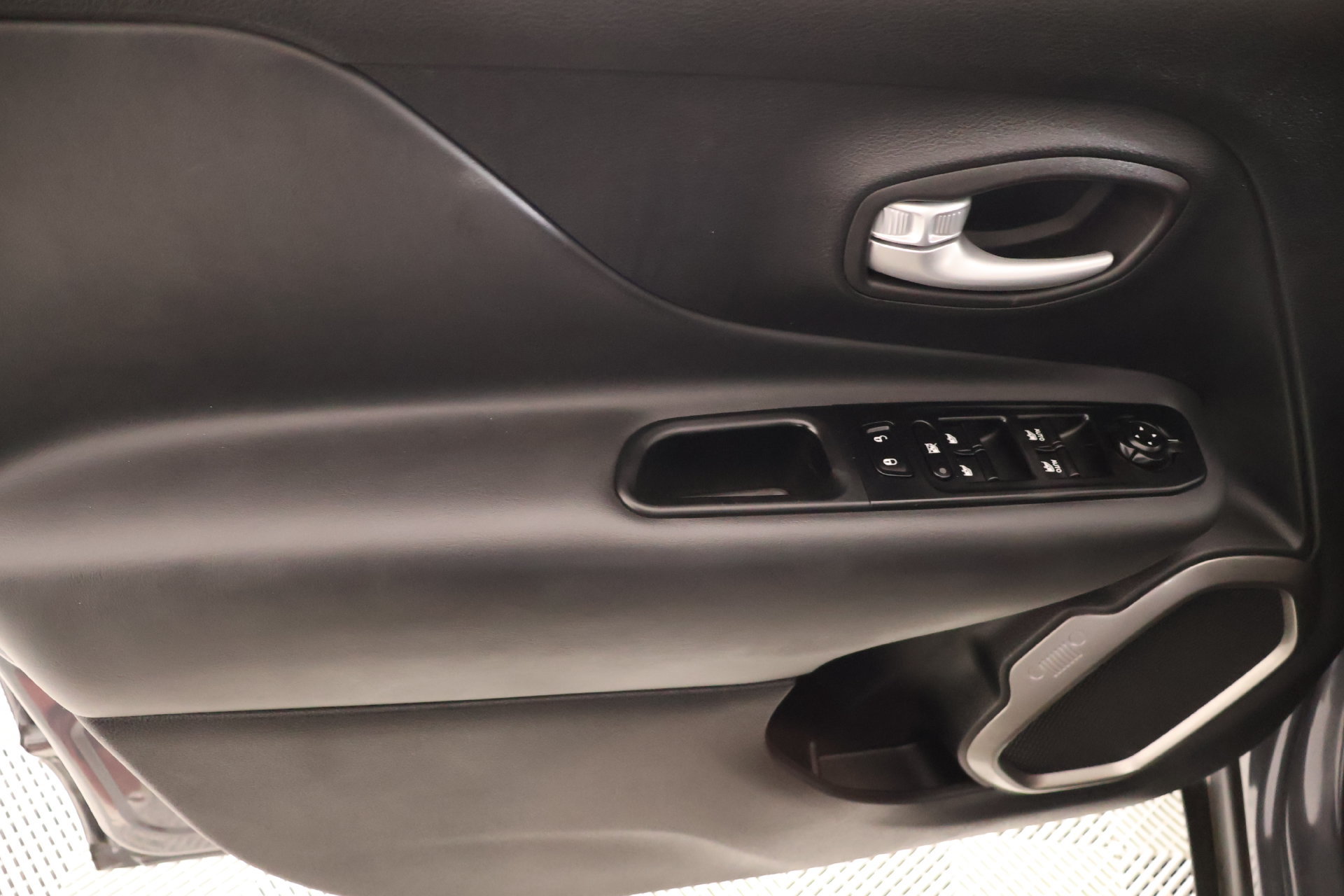 Used 2023 Jeep Renegade Latitude AWD/4WD image 15