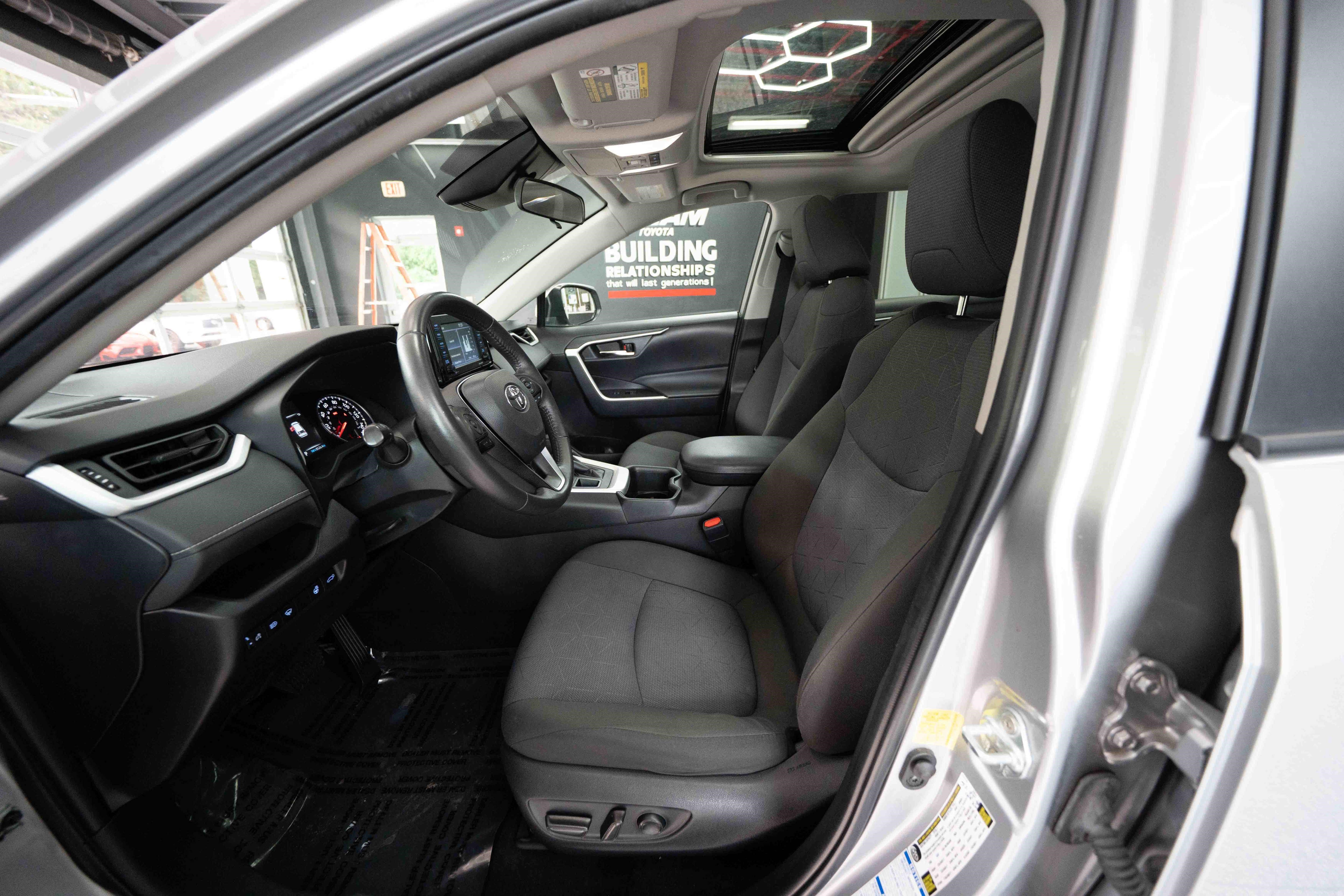 Used 2022 Toyota RAV4 XLE w/ Convenience Package AWD/4WD image 9