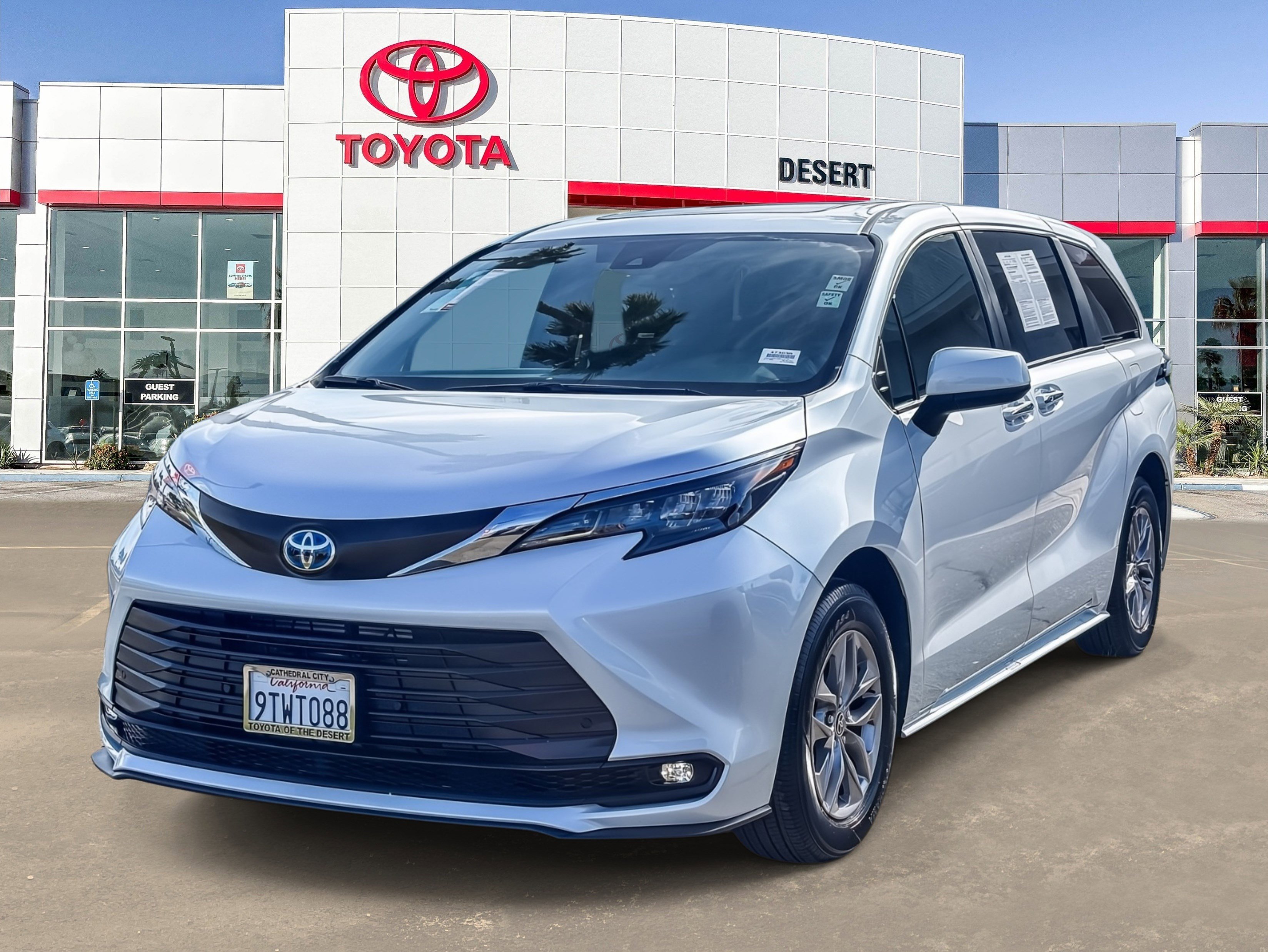 Used 2025 Toyota Sienna XLE image 3