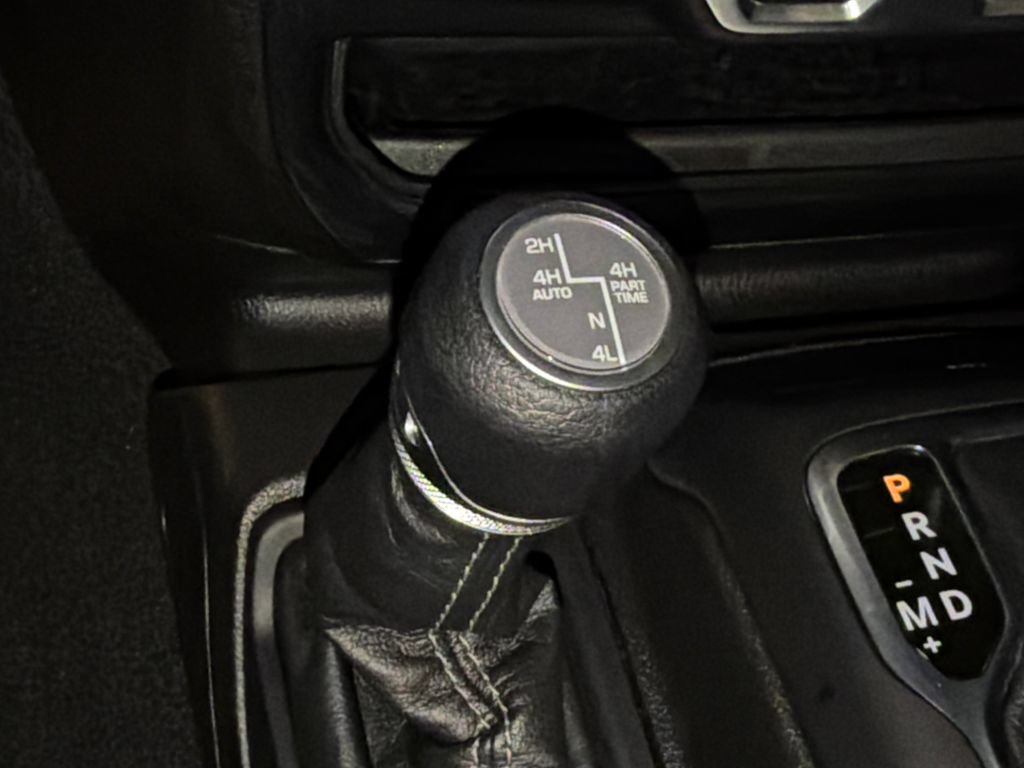 Used 2024 Jeep Wrangler Unlimited Sahara AWD/4WD image 31
