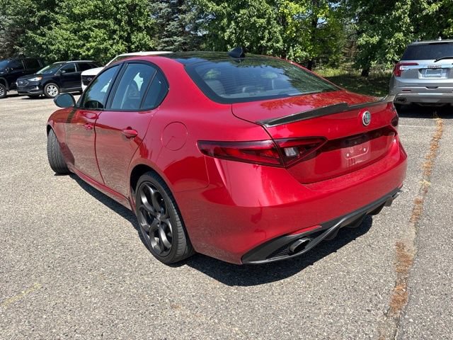 Used 2017 Alfa Romeo Giulia Ti w/ TI 19" Sport Package RWD image 4