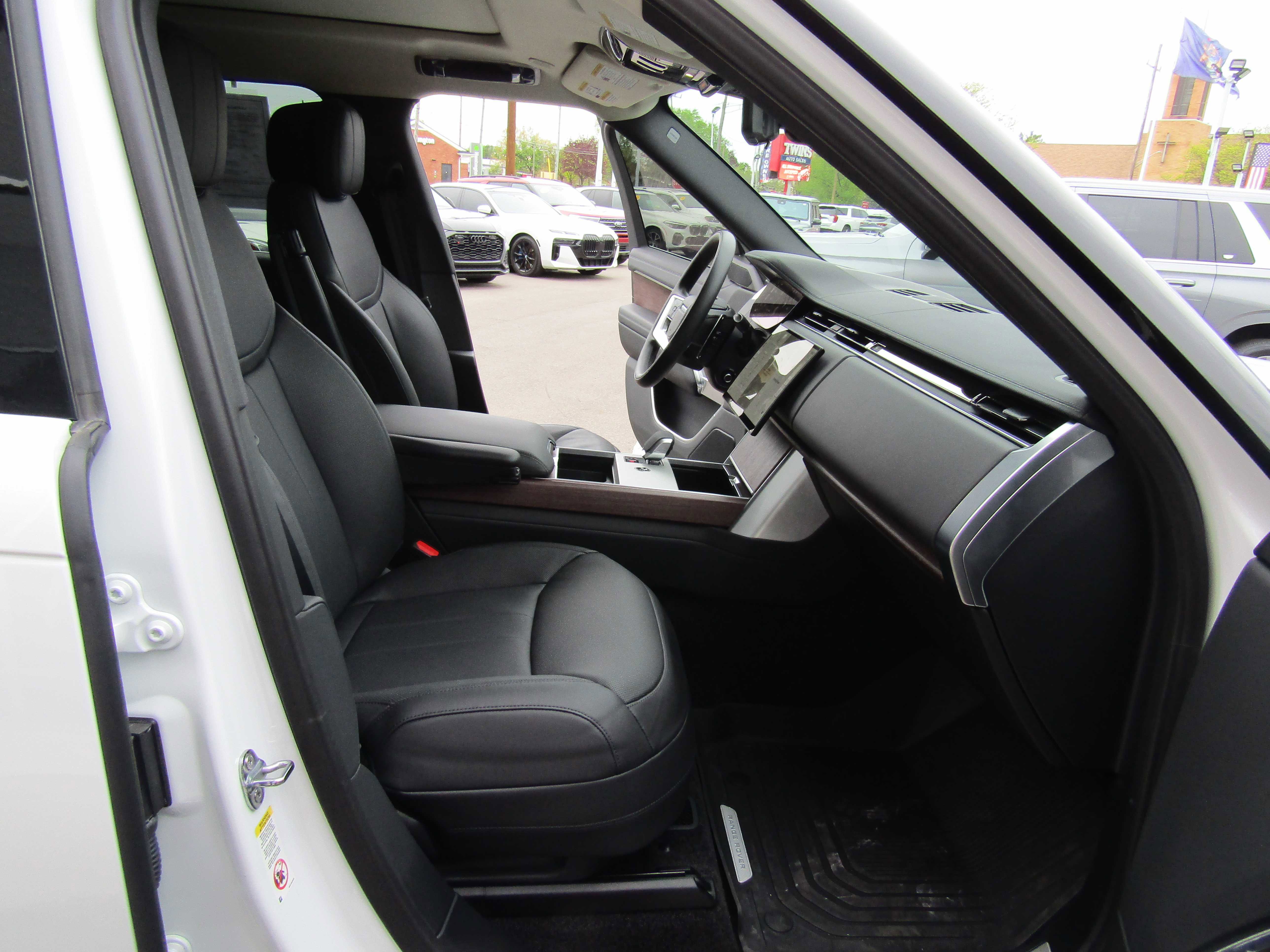 Used 2025 Land Rover Range Rover SE AWD/4WD image 15