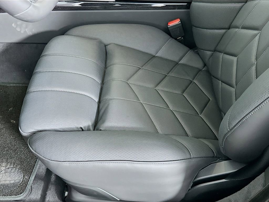 New 2026 BMW 750e xDrive w/ Executive Package image 21