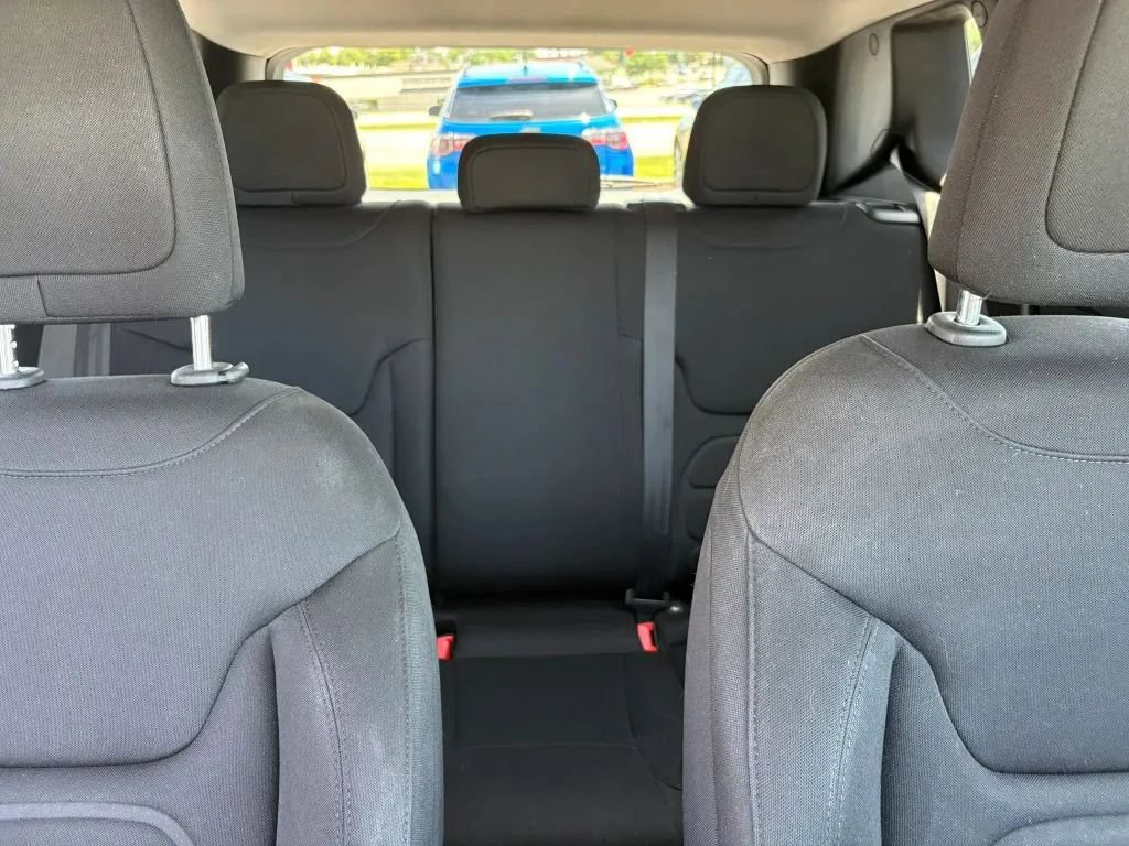 Used 2019 Jeep Renegade Latitude w/ Cold Weather Group AWD/4WD image 16