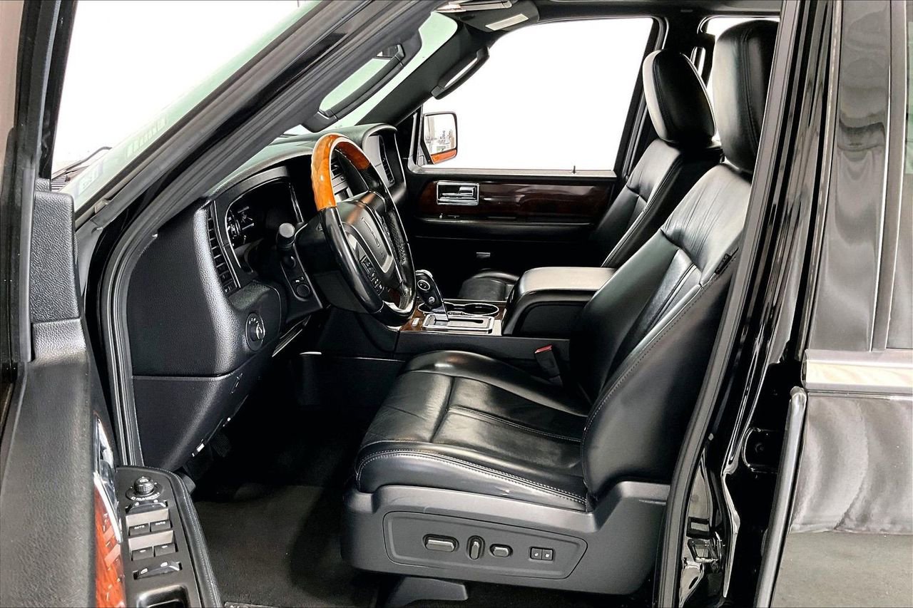 Used 2017 Lincoln Navigator Select RWD image 15