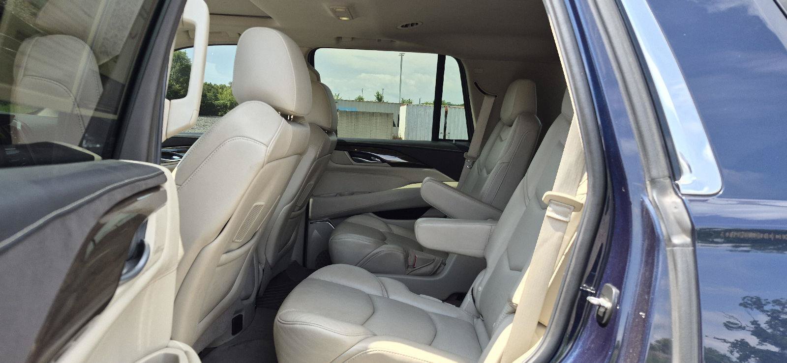Used 2018 Cadillac Escalade Luxury AWD/4WD image 7