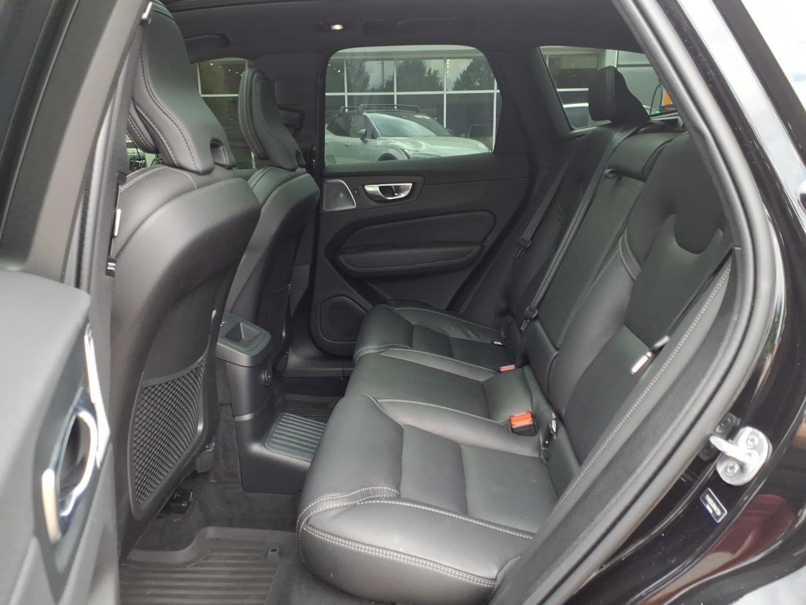 Certified 2024 Volvo XC60 T8 Ultimate w/ Protection Package Premier AWD/4WD image 8