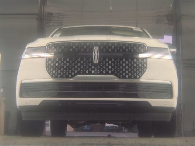 Used 2025 Lincoln Navigator Reserve image 2