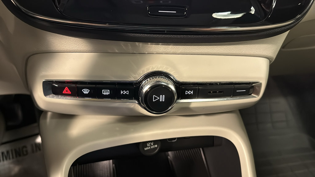 Certified 2026 Volvo XC40 B5 Plus AWD/4WD image 17