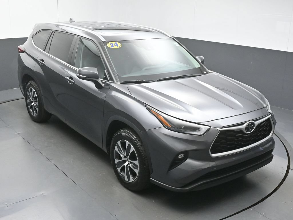 Used 2024 Toyota Highlander XLE FWD image 42