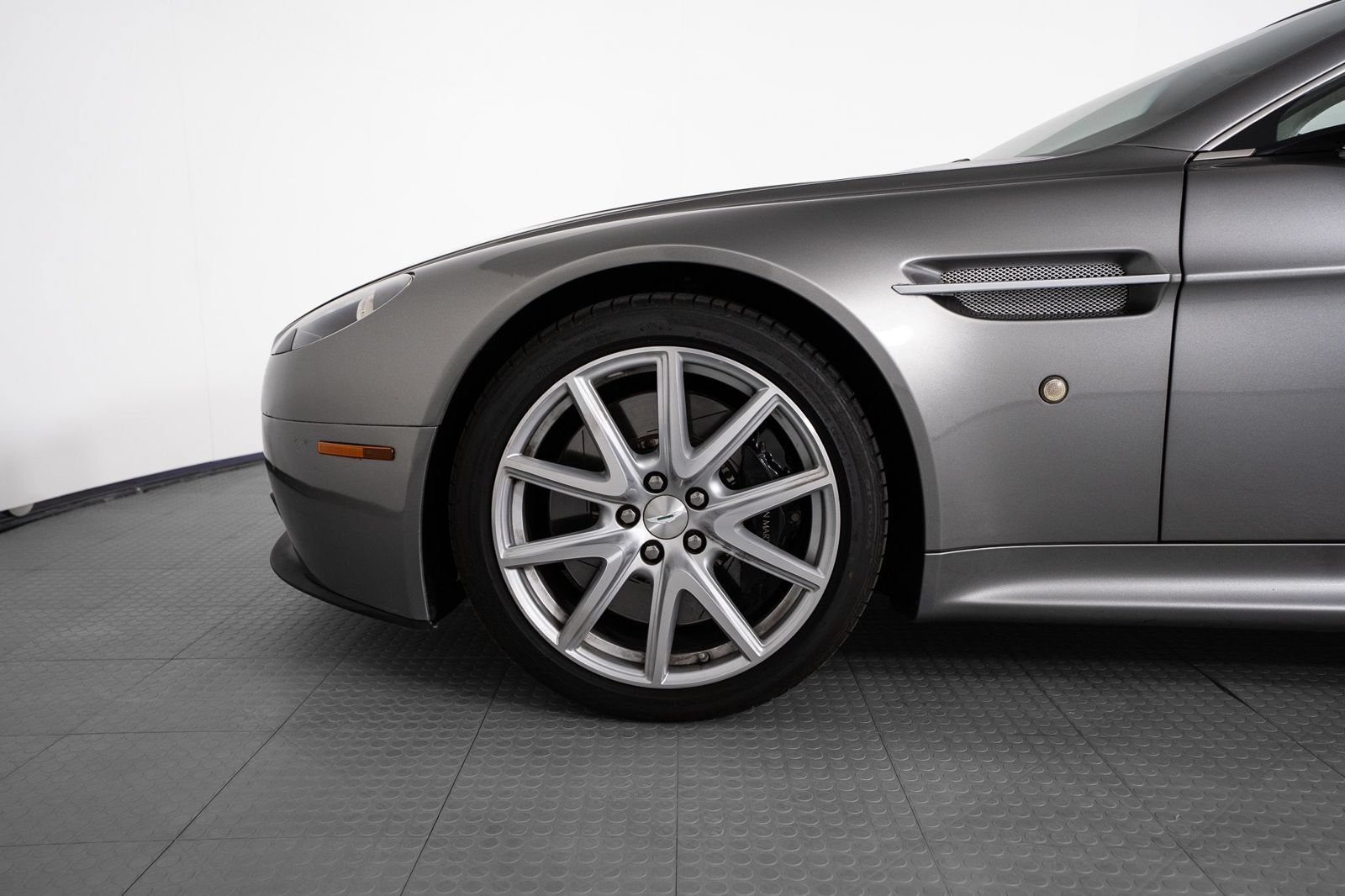 Used 2012 Aston Martin V8 Vantage Roadster RWD image 9