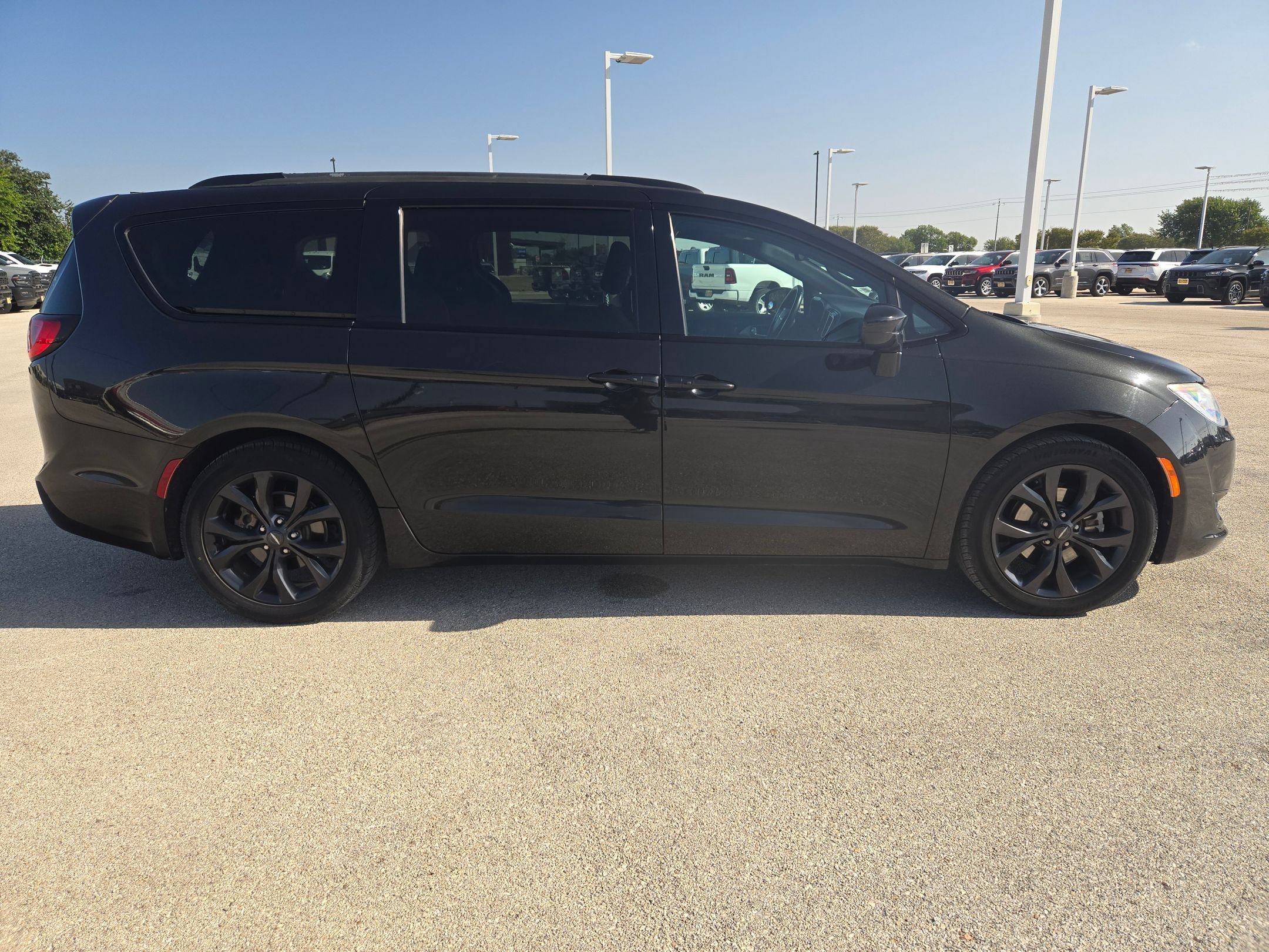 Used 2018 Chrysler Pacifica Touring Plus w/ S Appearance Package FWD image 2