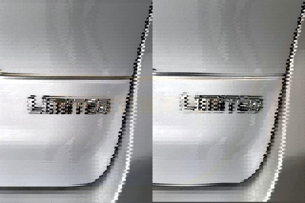 Used 2023 Jeep Grand Cherokee L Limited w/ Luxury Tech Group II image 9