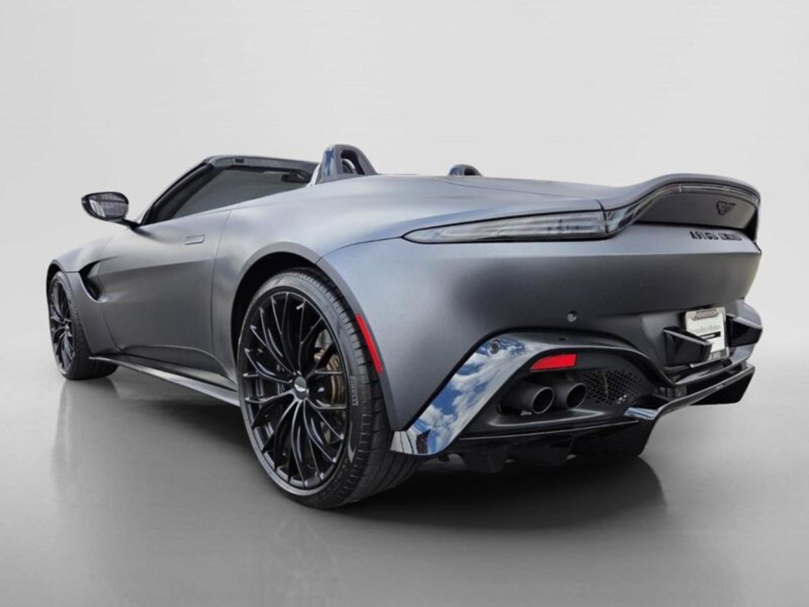Used 2023 Aston Martin V8 Vantage Roadster RWD image 3