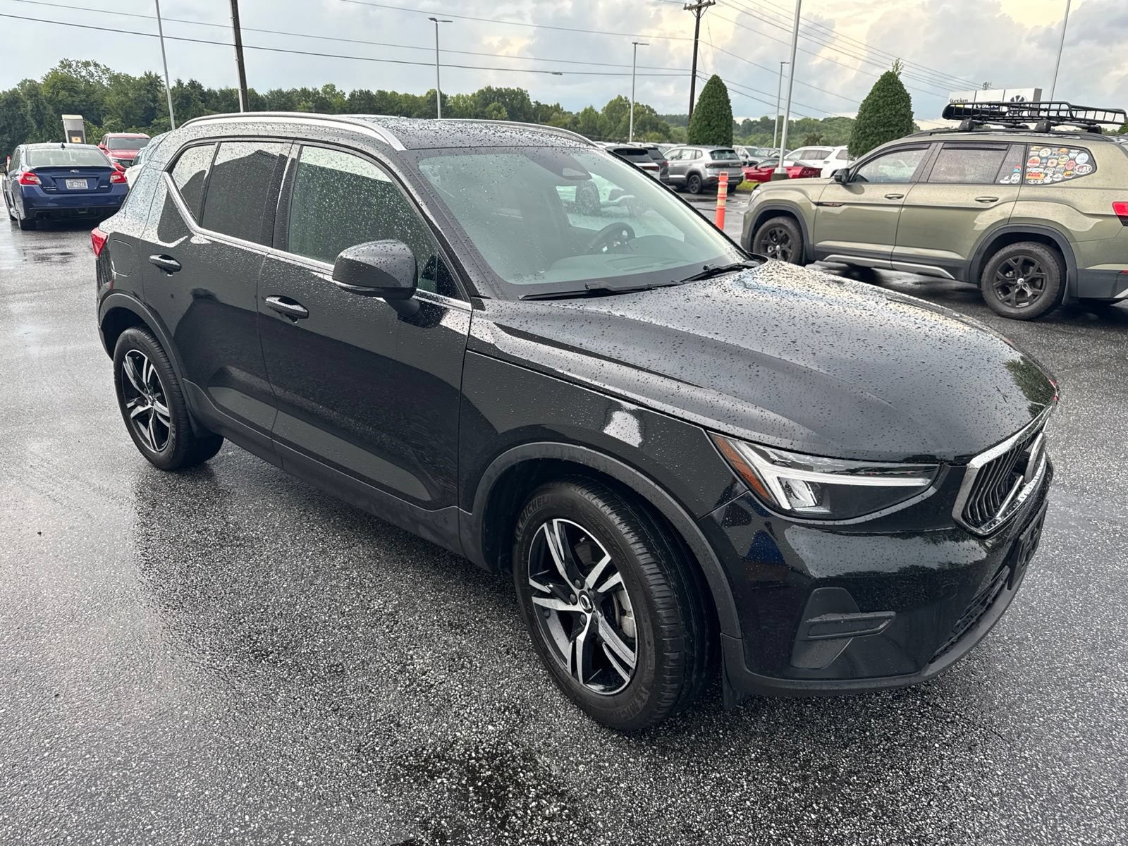 Used 2025 Volvo XC40 B5 Core AWD/4WD image 3