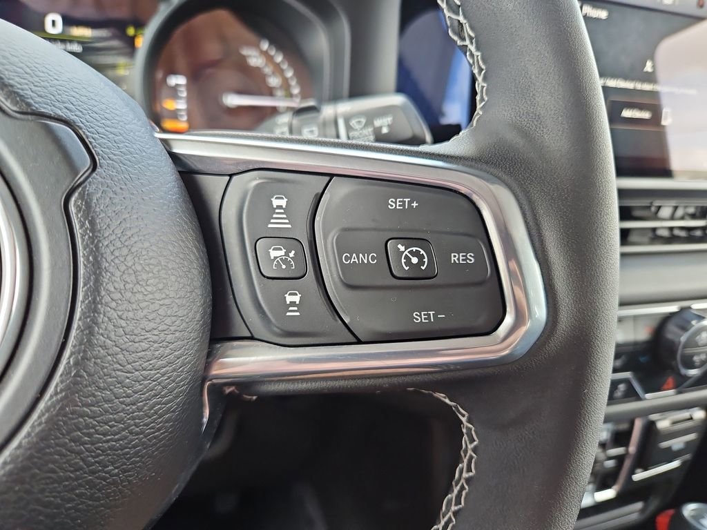 Used 2025 Jeep Wrangler Unlimited Sahara image 12