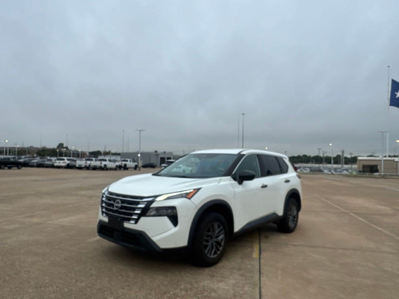 Used 2024 Nissan Rogue S AWD/4WD image 9