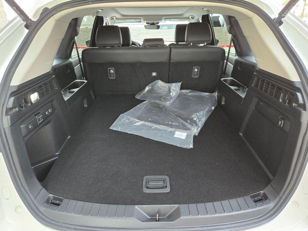 Used 2025 MAZDA CX-70 Plug-In Hybrid w/ Premium Pkg image 18