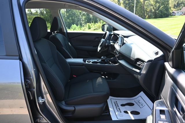 Used 2024 Nissan Rogue S AWD/4WD image 19