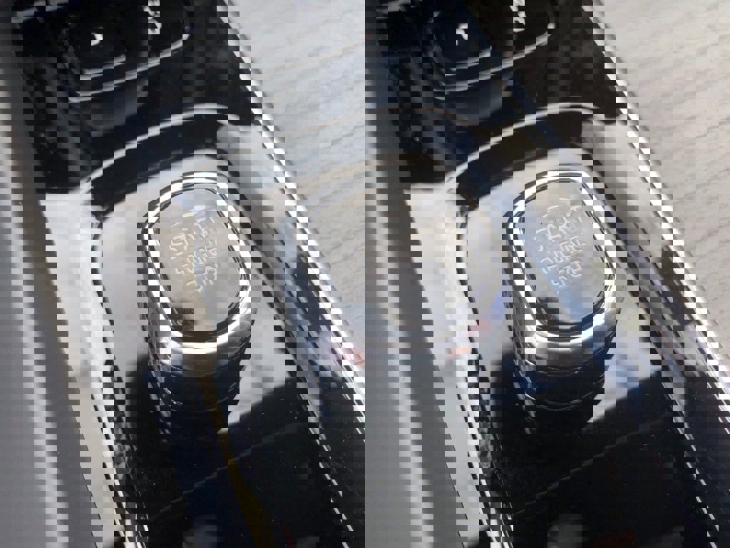 Used 2025 Volvo XC60 T8 Plus w/ Protection Package Premier image 30