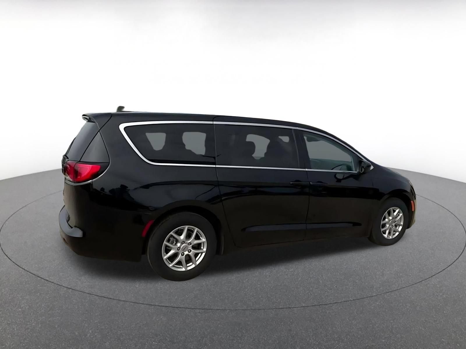 Used 2024 Chrysler Voyager LX FWD image 14
