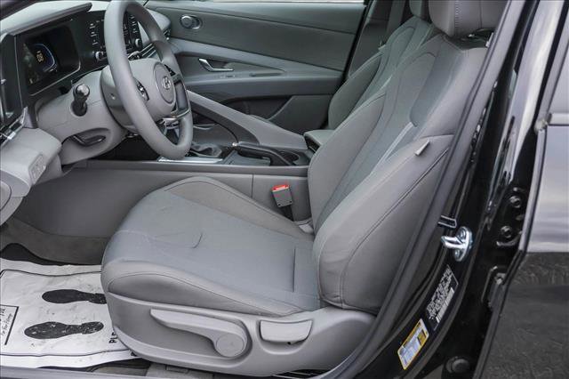 Certified 2025 Hyundai Elantra SE image 11