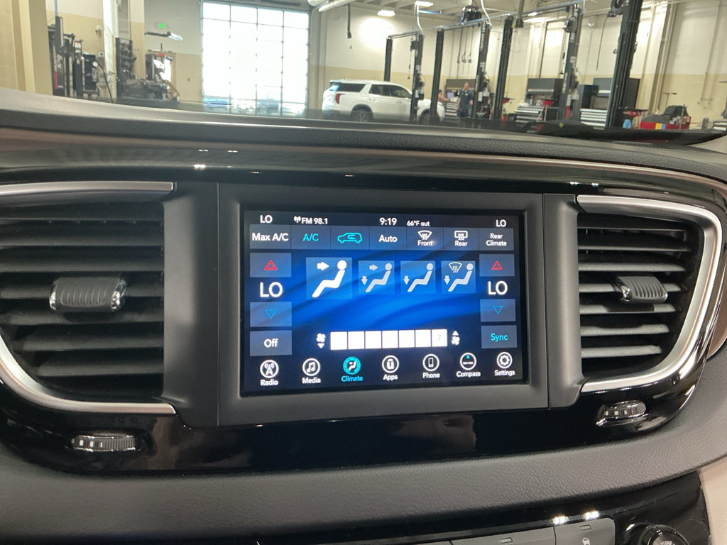 Used 2019 Chrysler Pacifica Touring Plus w/ Tire & Wheel Group FWD image 14