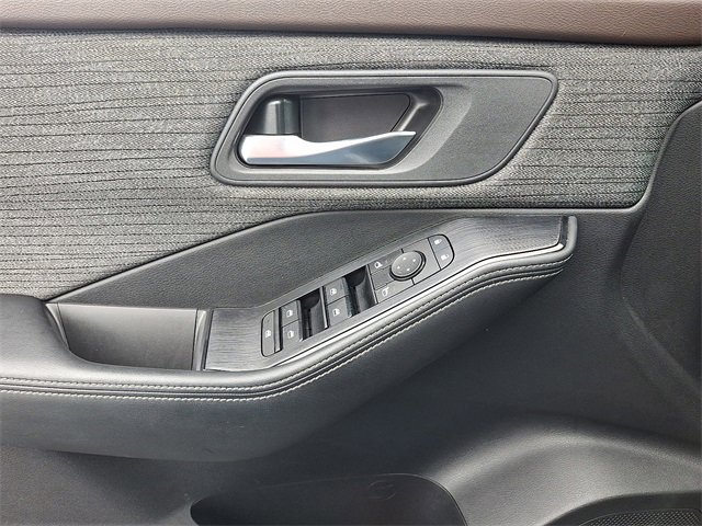 Used 2021 Nissan Rogue SV image 12