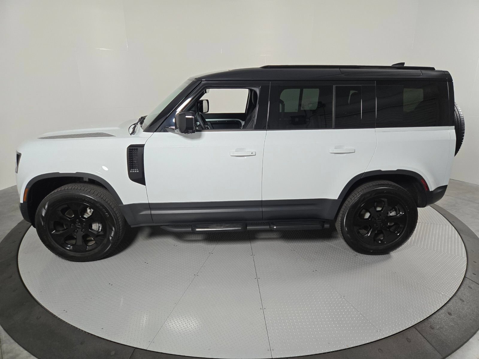 Used 2026 Land Rover Defender 110 S AWD/4WD image 33