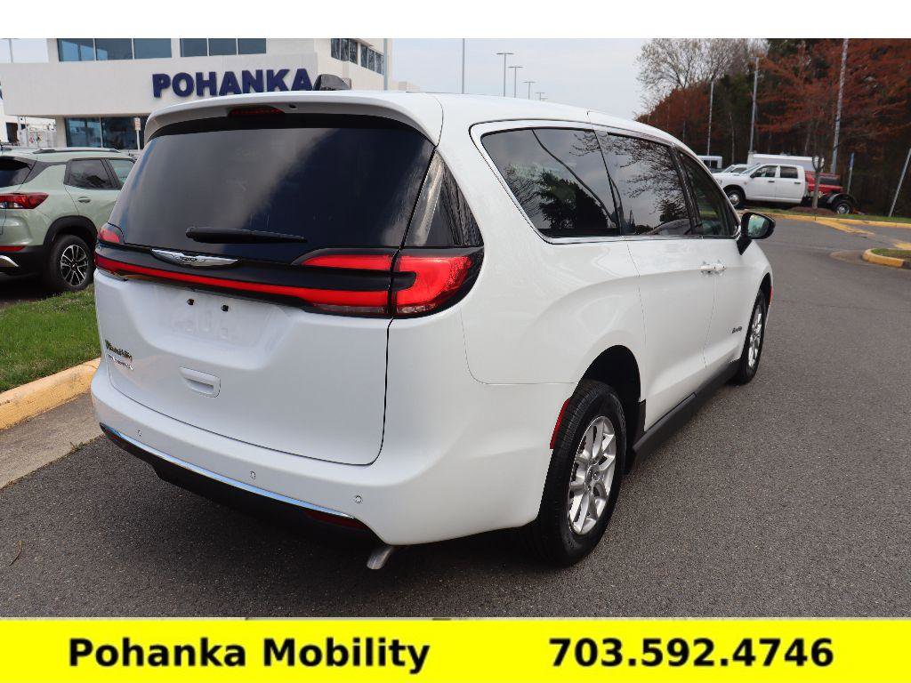 Used 2024 Chrysler Pacifica Touring-L image 7
