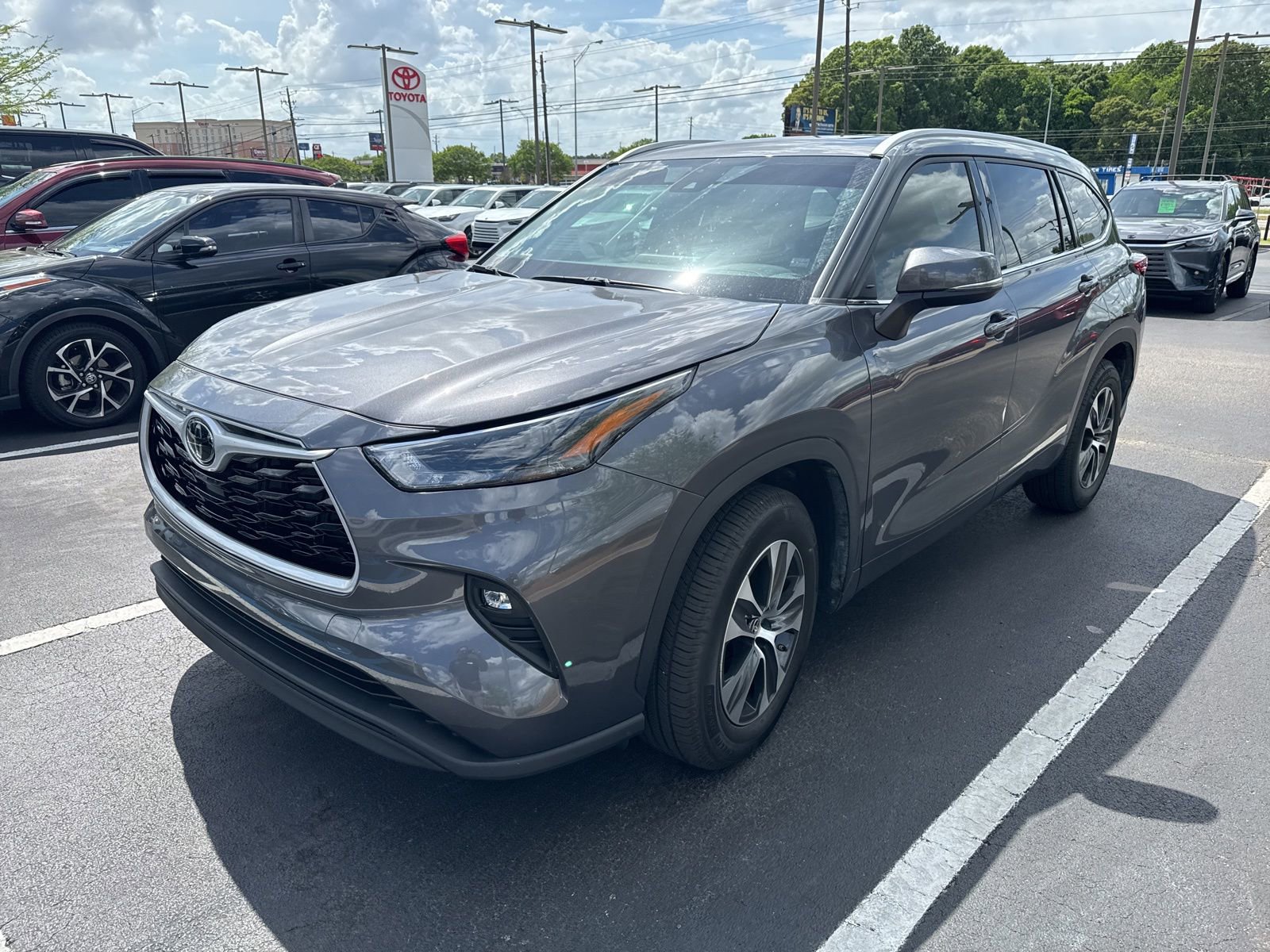 Used 2022 Toyota Highlander XLE image 3