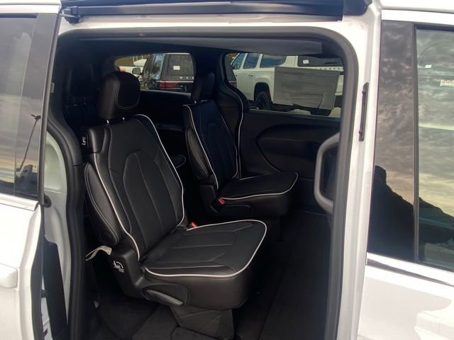 New 2026 Chrysler Pacifica Limited FWD image 34