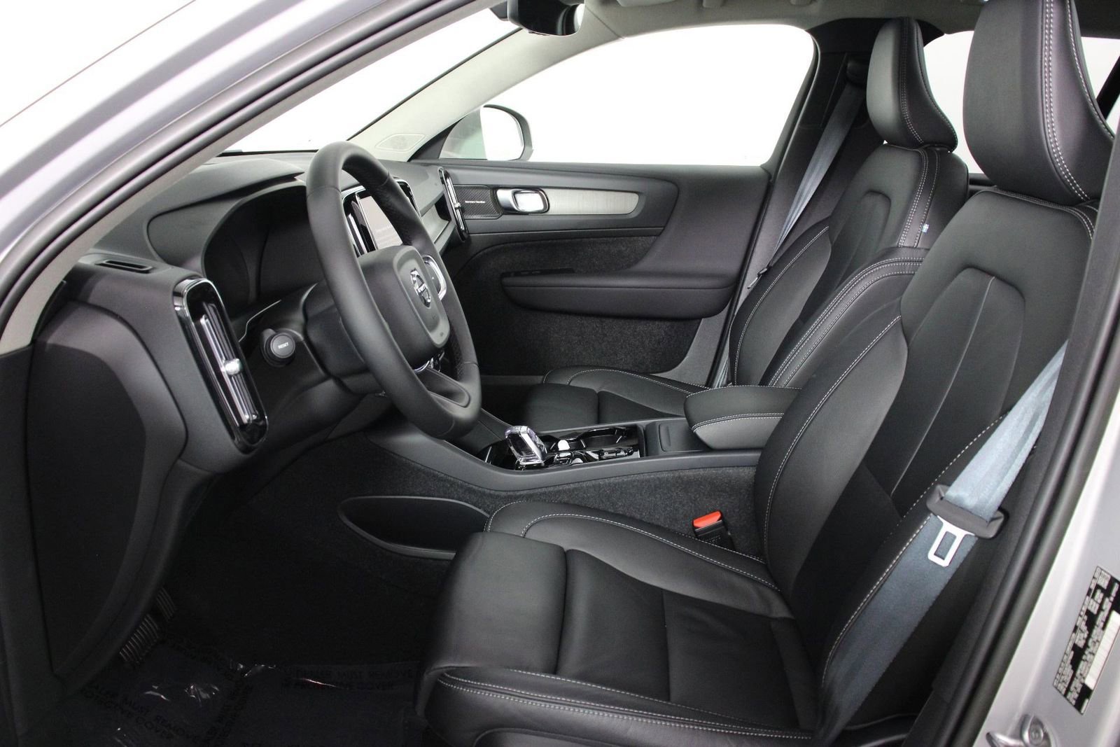 Certified 2023 Volvo XC40 B5 Ultimate w/ Protection Package Premier AWD/4WD image 31