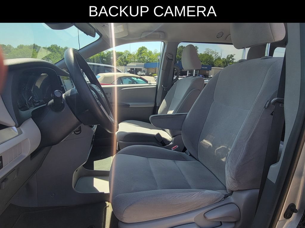 Used 2019 Toyota Sienna L w/ Carpet Mat Package FWD image 10