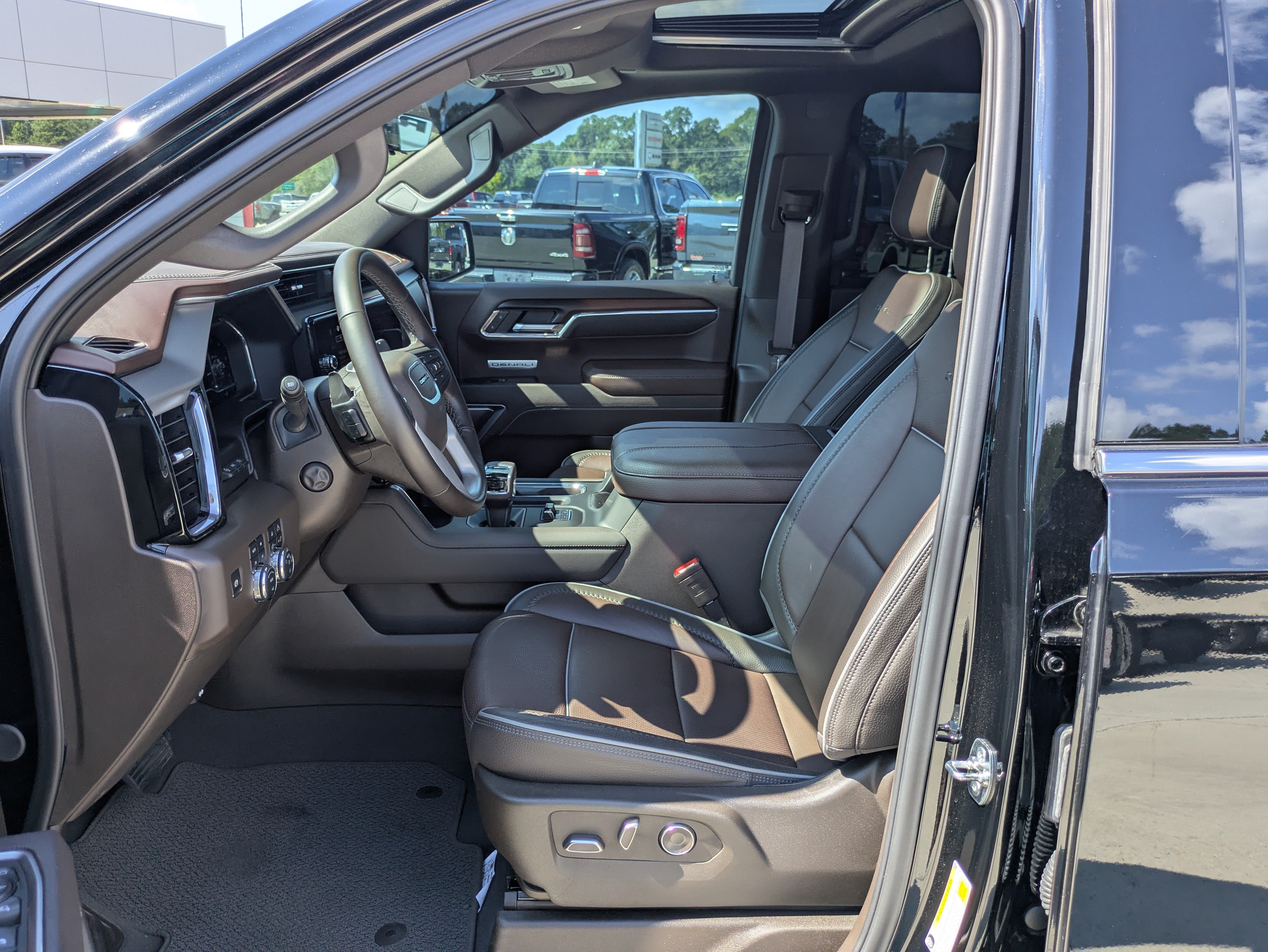 Used 2025 GMC Sierra 1500 Denali w/ Denali Reserve Package AWD/4WD image 4