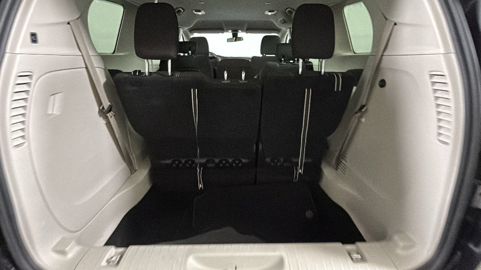Used 2022 Chrysler Voyager LX FWD image 33