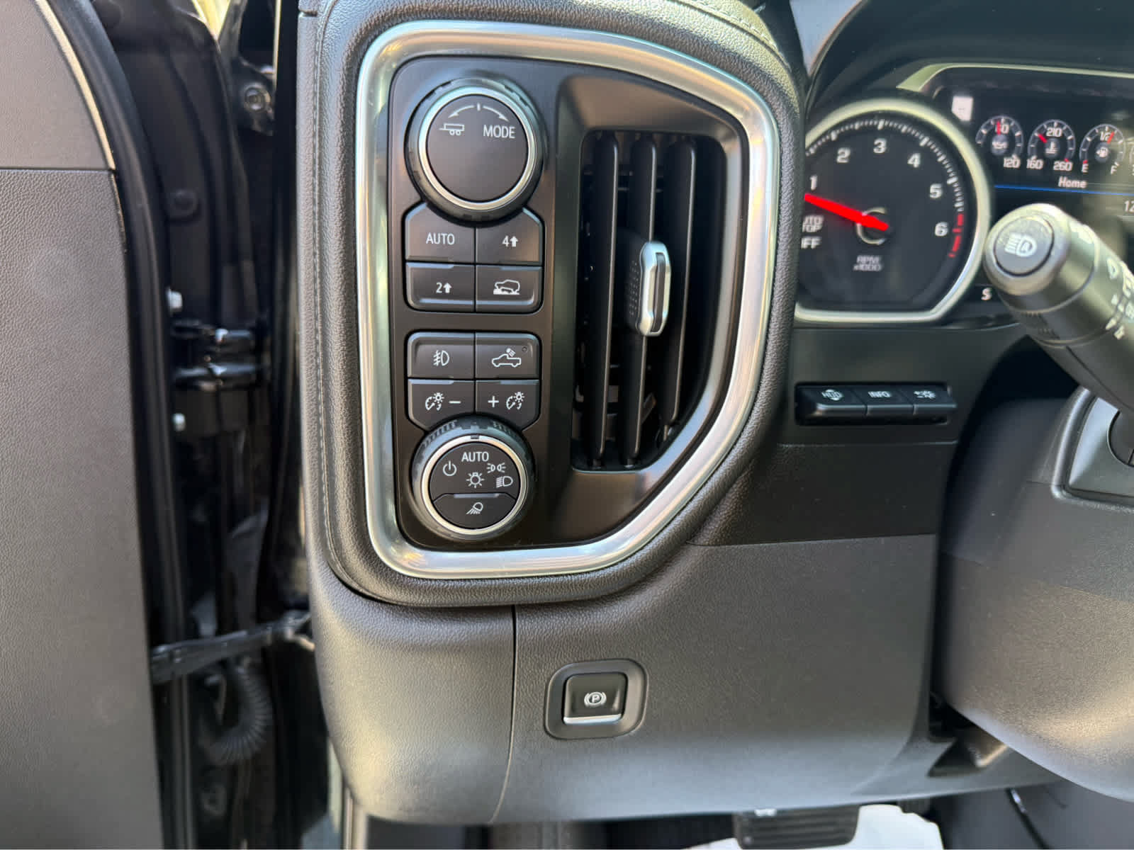 Used 2021 Chevrolet Silverado 1500 LTZ w/ Technology Package AWD/4WD image 18