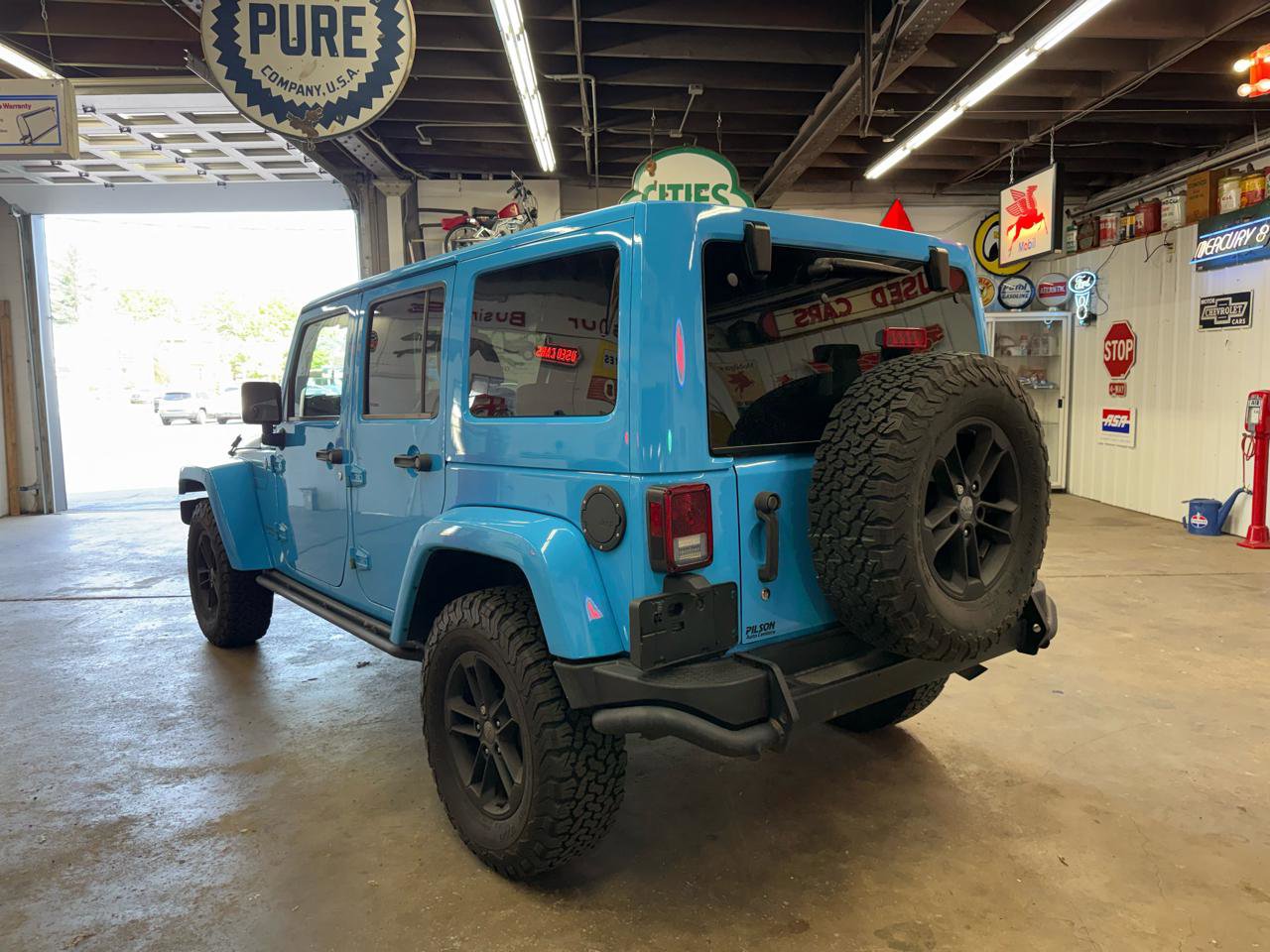 Used 2017 Jeep Wrangler Unlimited Sahara AWD/4WD image 3