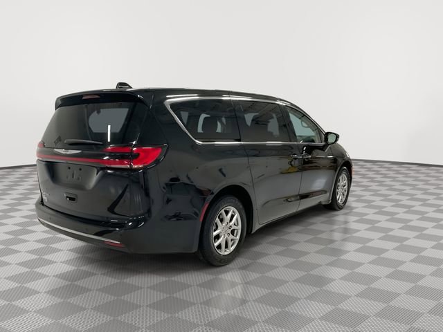 Used 2024 Chrysler Pacifica Touring-L FWD image 10