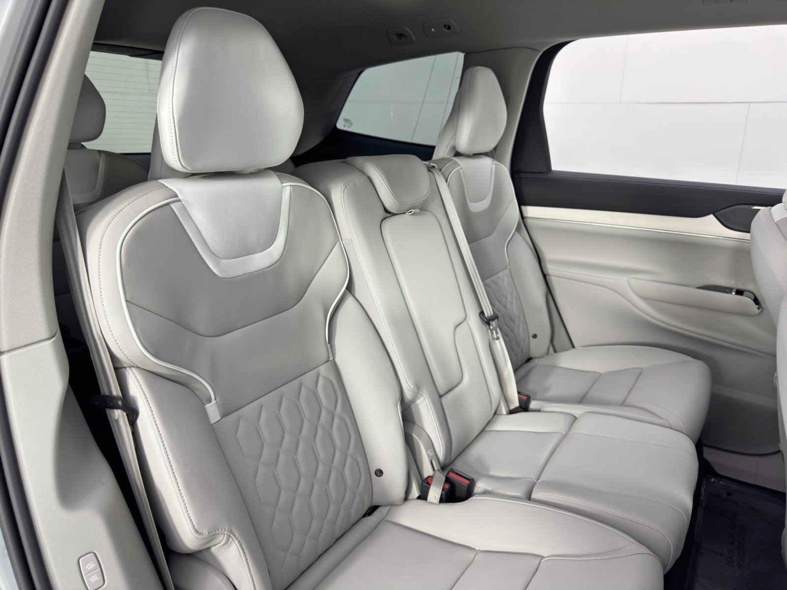 Used 2025 Volvo EX90 Ultra image 37