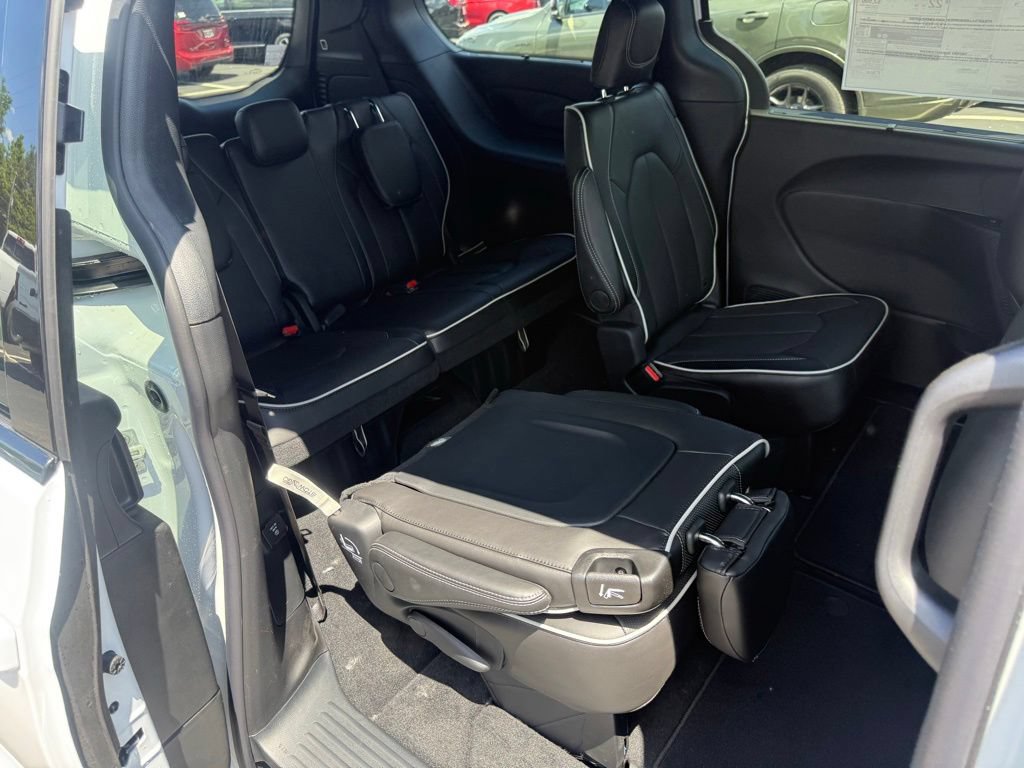 New 2027 Chrysler Pacifica Limited w/ Family Tech Group FWD image 54