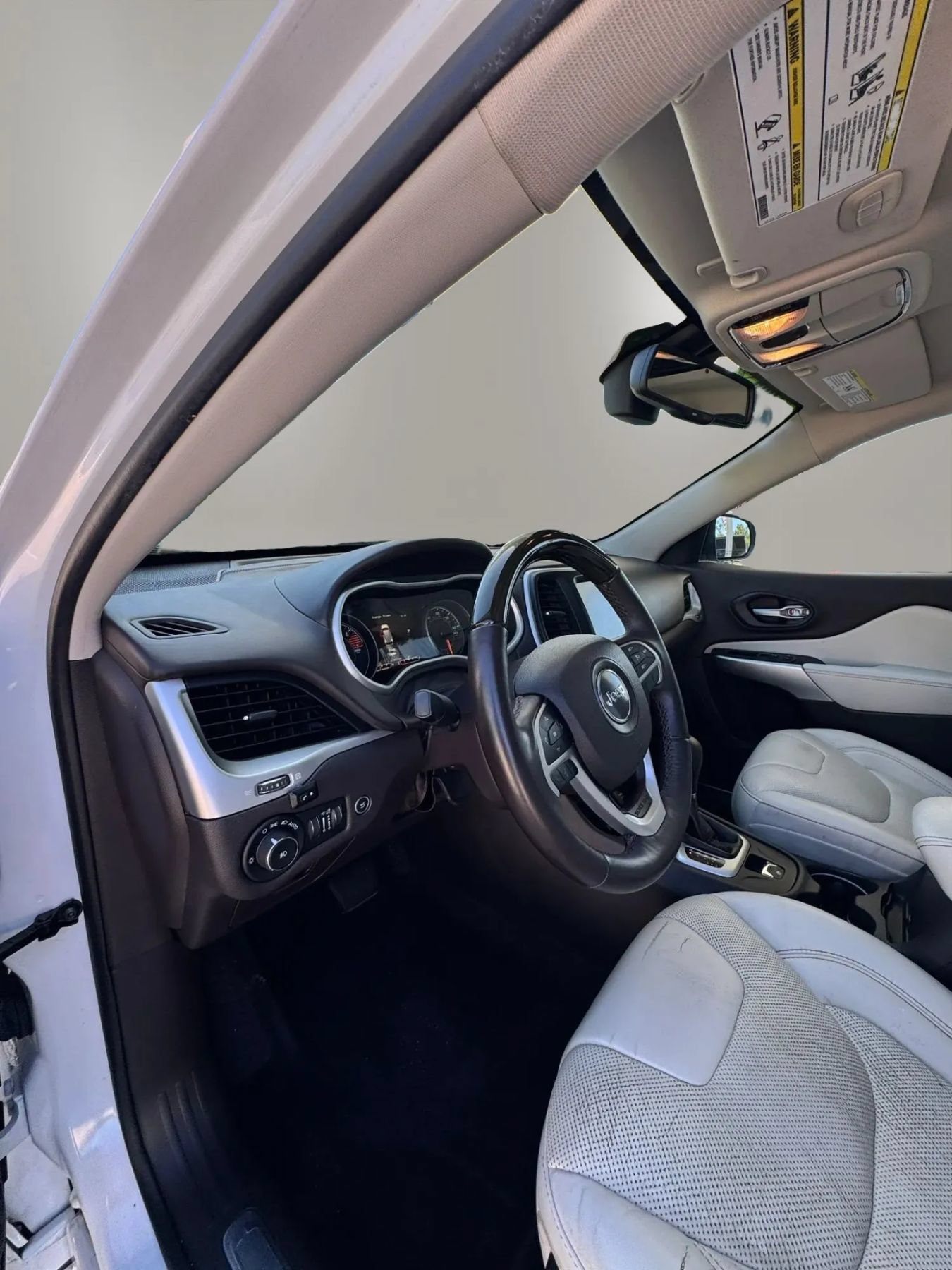 Used 2016 Jeep Cherokee Overland FWD image 11